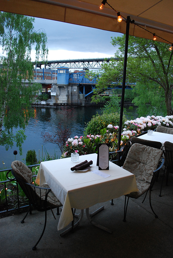 The patio at Ponti Seafood Grill